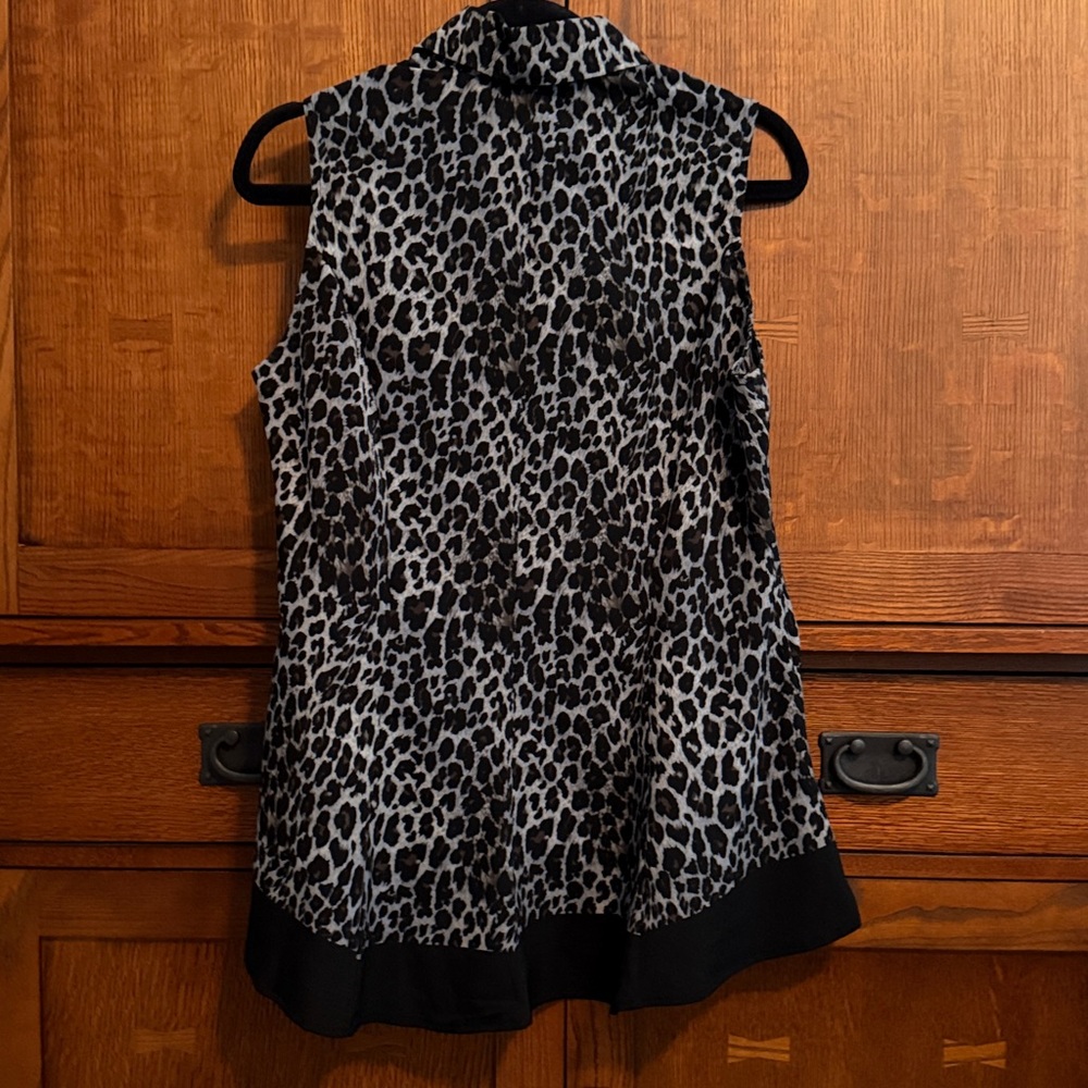 URBAN DICTION Leopard Print Sleeveless Button Down Top - Picture 3 of 6